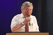 der Ehrenvorsitzende des Spargelverbands, Josef Plöckl  führte durchs Programm (©Foto: Martin Schmitz)